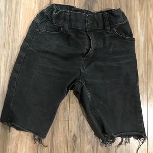 H&M boys cut off shorts size 3-4t black